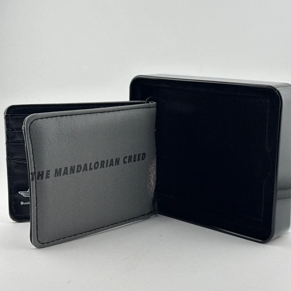 Buckle-Down Star Wars Mandalorian Creed Mens Bifold Wallet in Tin Box Grey New